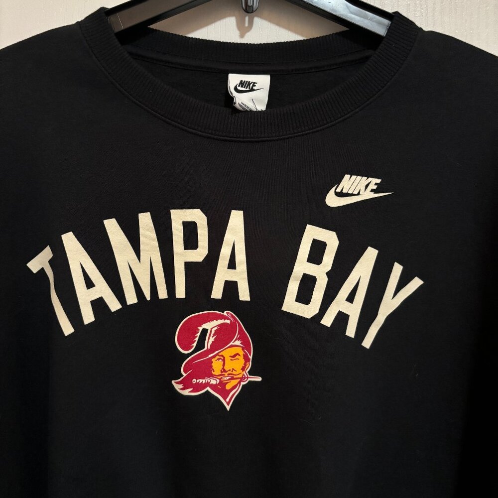 Nike Women's NFL Tampa Bay Buccaneers Oversized Crop Long Sleeve Sweatshirt, L